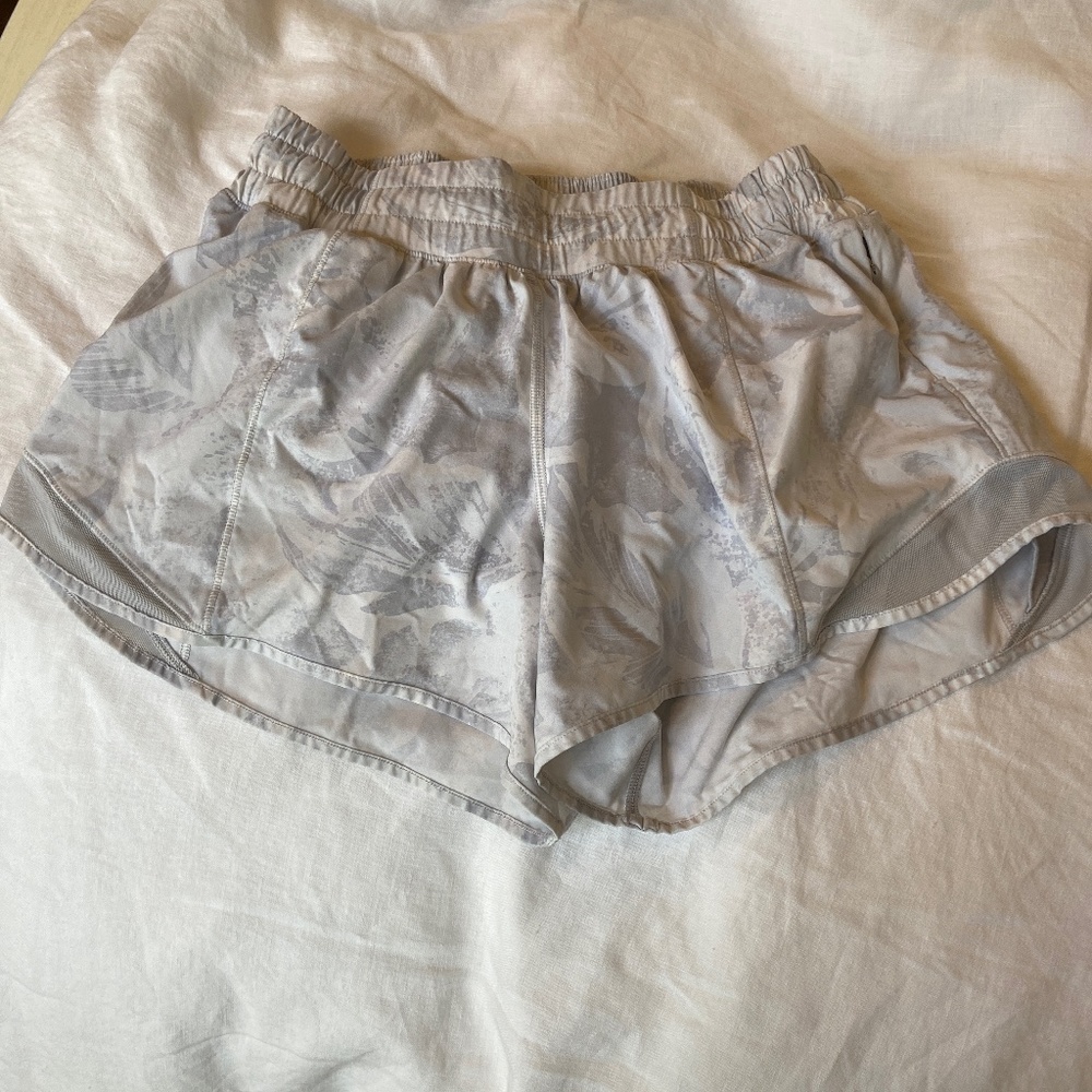 Lululemon Hotty Hot 4” size 6 EUC